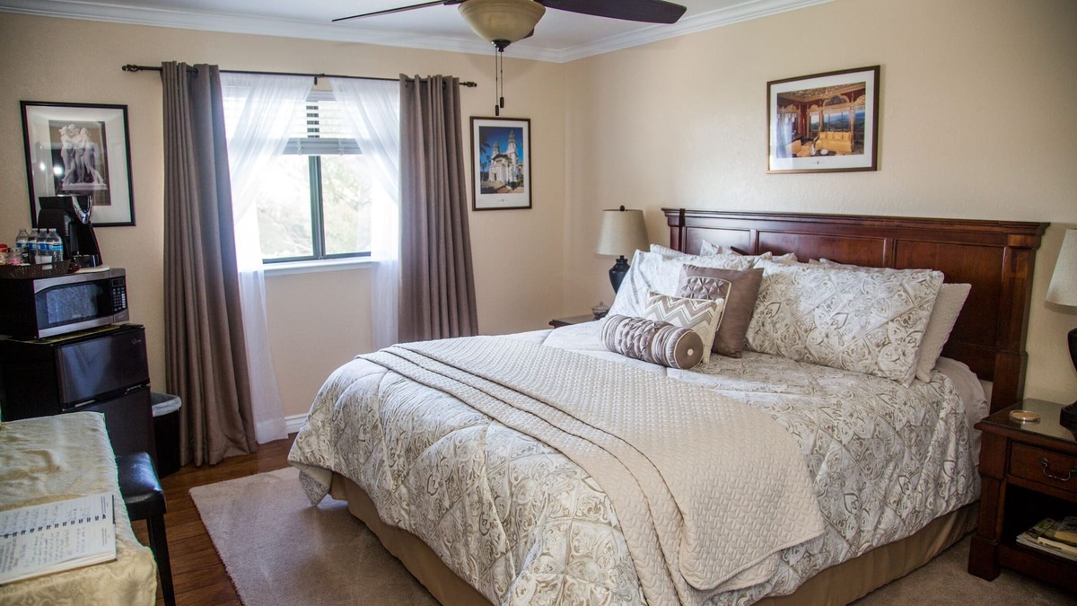 Paso Robles House | 2 Bedroom, 1 Bath Home Can Accommodate Up To 6 guests extra charge over 4