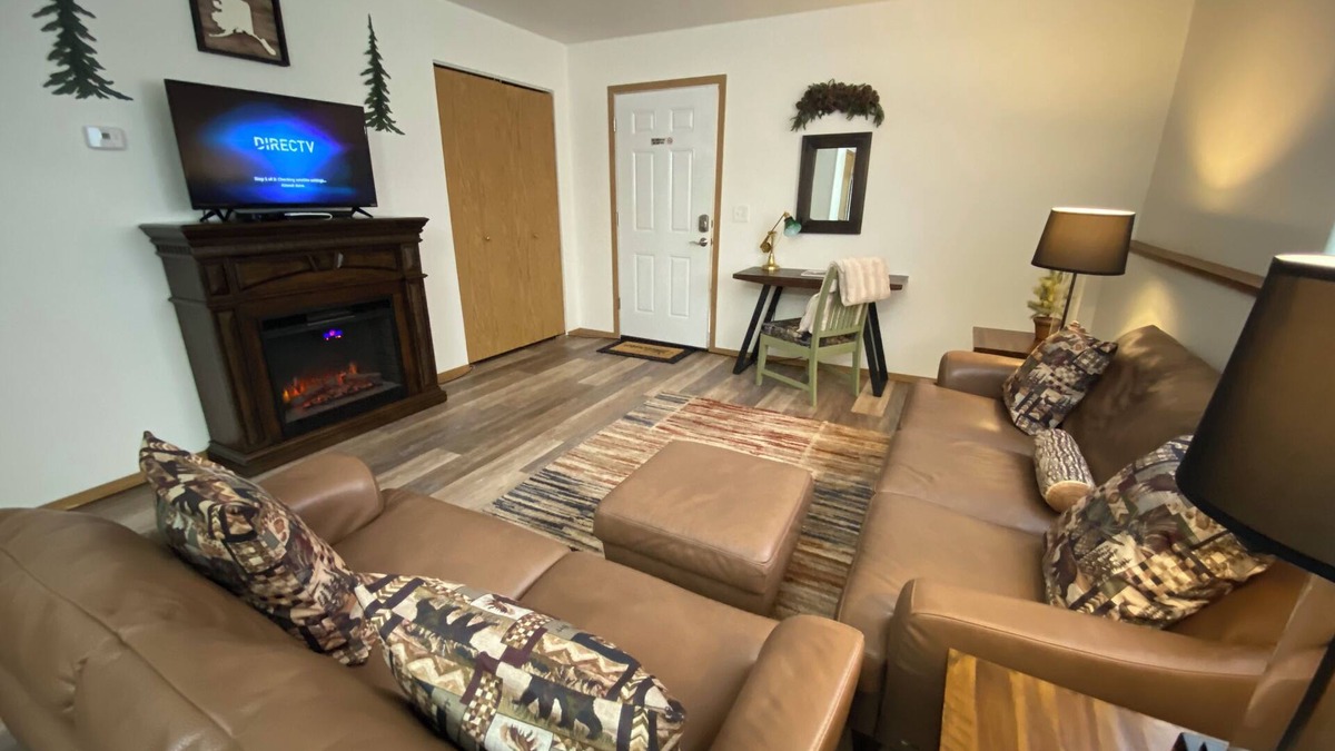 Ridgeway Apartment | 2 bedroom, 1 bath quiet lodge close to town with forest views!