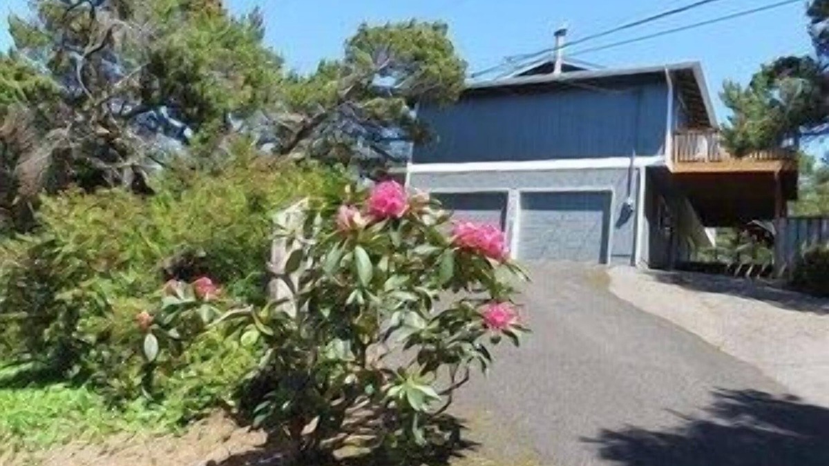 Florence House | 2 Bedroom, 2 bath, 2 car garage, on private lot with fenced yard - Osprey Pines
