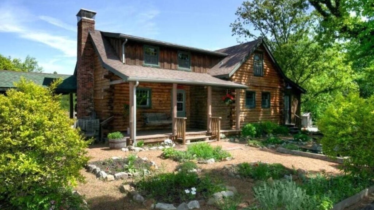 Freeburg Cabin | 2 bedroom, 2 bath log cabin with 3 fireplaces near St Louis & Scott AFB