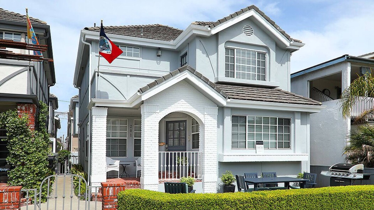 Balboa Island House | 2 Bedroom/2 Bath - AC - 1 Block from the beach. Upstairs/back-unit.