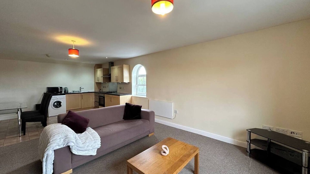 Chorlton-cum-Hardy Apartment | 2 Bedroom, 2 Bathrooms Apartment with Free parking