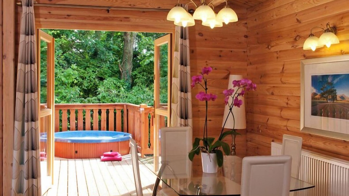 Winchester Cabin | 2 bedroom,5 star, award winning log cabin with luxurious hot tub (sleeps 4)