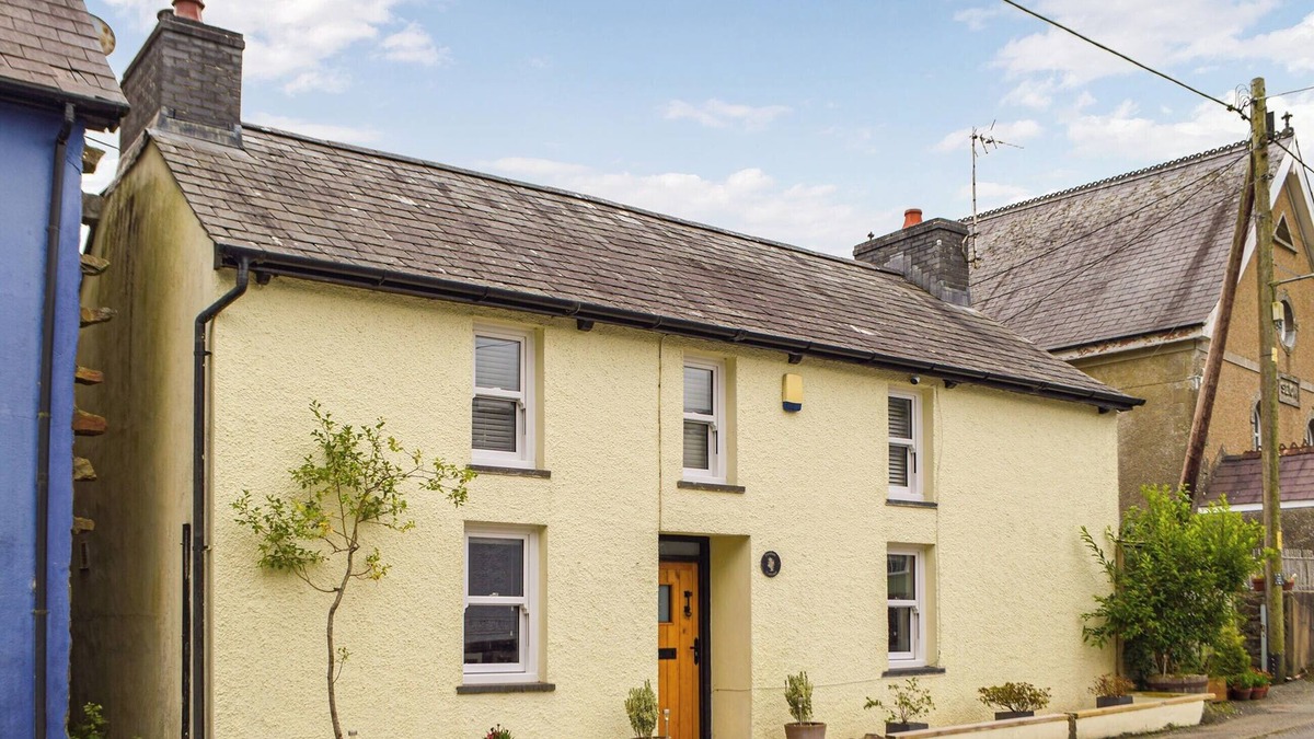 Llanybydder Cottage | 2 bedroom accommodation in Cwrt-newydd