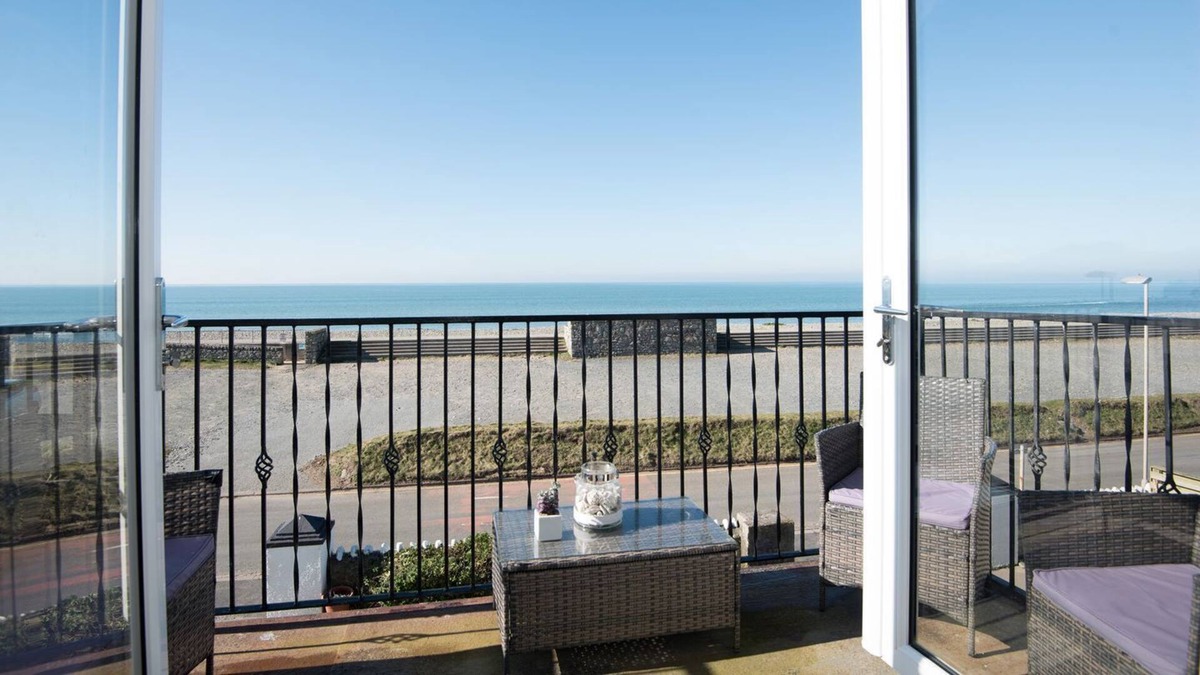 Dinas Dinlle Cabin | 2 bedroom accommodation in Caernarfon