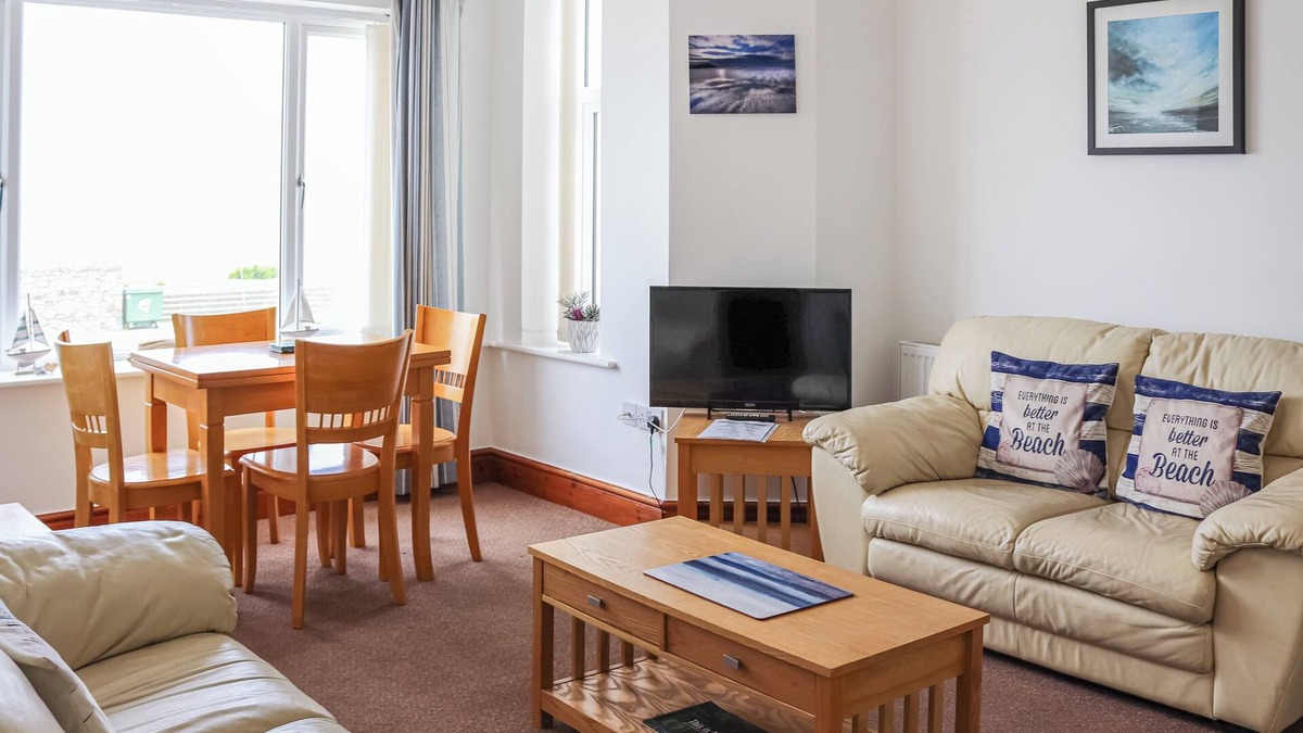Dinas Dinlle Apartment | 2 bedroom accommodation in Caernarfon