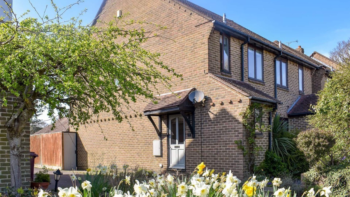 West Ashling Cottage | 2 bedroom accommodation in Hambrook, near Chichester