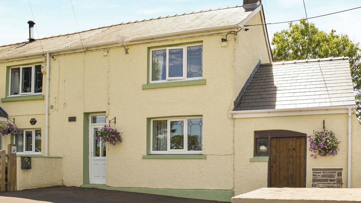 Ammanford Cottage | 2 bedroom accommodation in Llandyfan, Ammanford