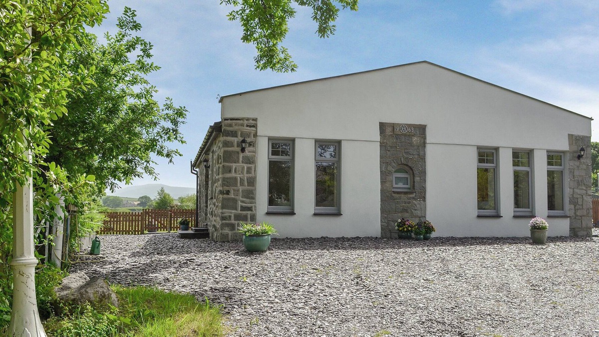 Caernarfon Cottage | 2 bedroom accommodation in Pontllyfni, near Caernarfon