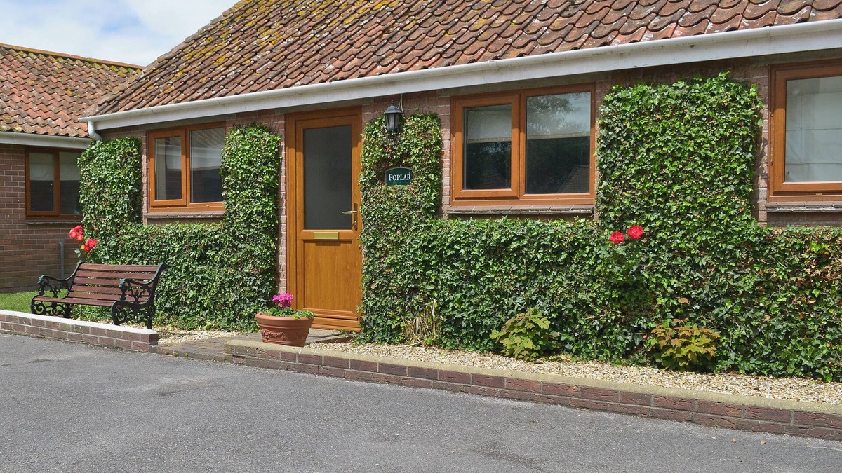 East Huntspill Cottage | 2 bedroom accommodation in East Huntspill, near Highbridge
