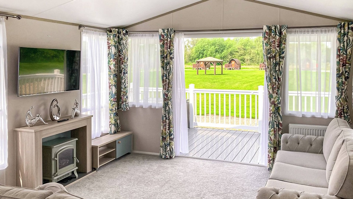 Hoddesdon Ski Chalet | 2 bedroom accommodation in Hoddesdon