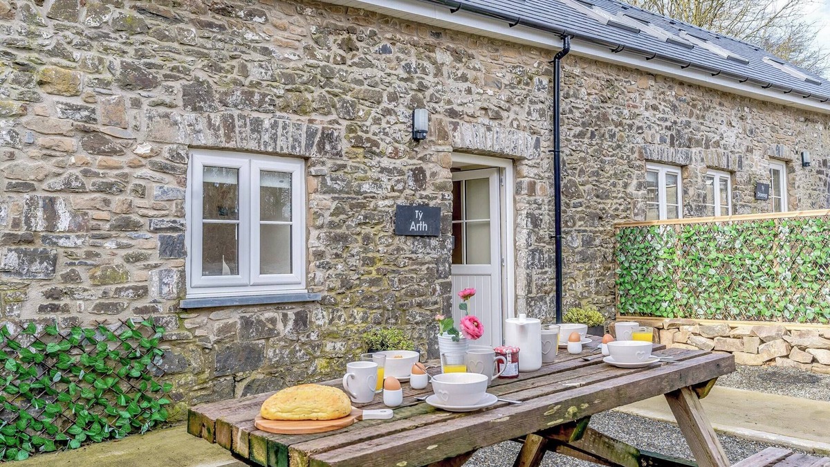 Llanllwchaiarn Cottage | 2 bedroom accommodation in Maen-y-groes, near New Quay