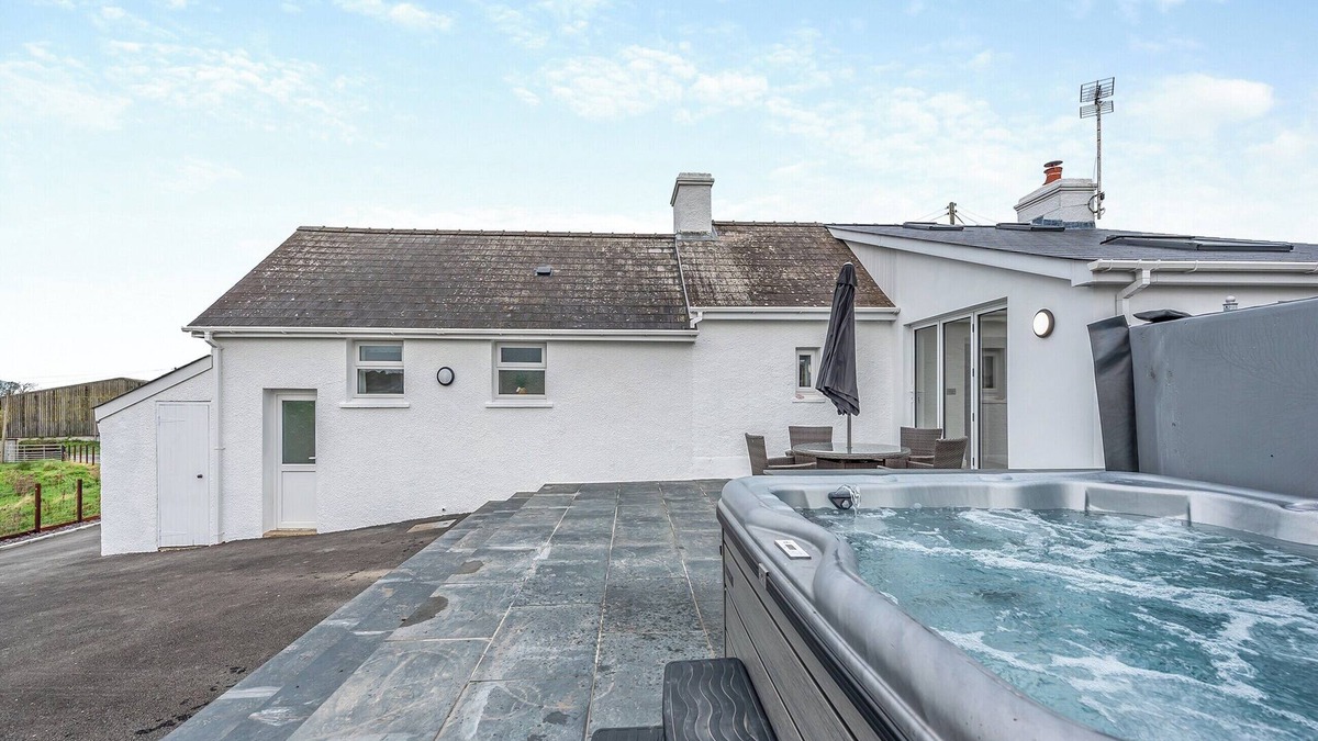 Cross Inn Cottage | 2 bedroom accommodation in Cross Inn, near New Quay