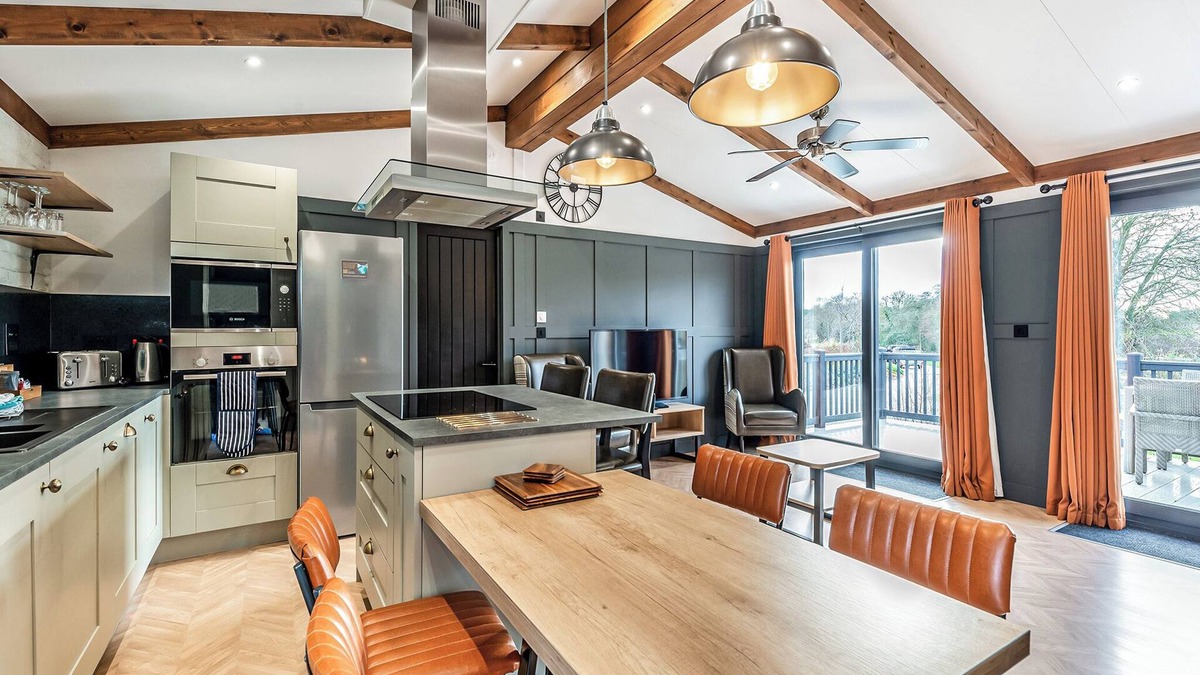 Saintbury Ski Chalet | 2 bedroom accommodation in Snitterfield, Stratford Upon Avon