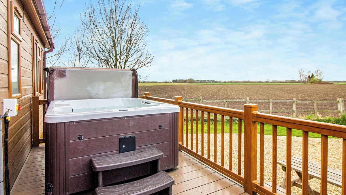 Aubourn Ski Chalet | 2 bedroom accommodation in Swinethorpe, Nr Lincoln