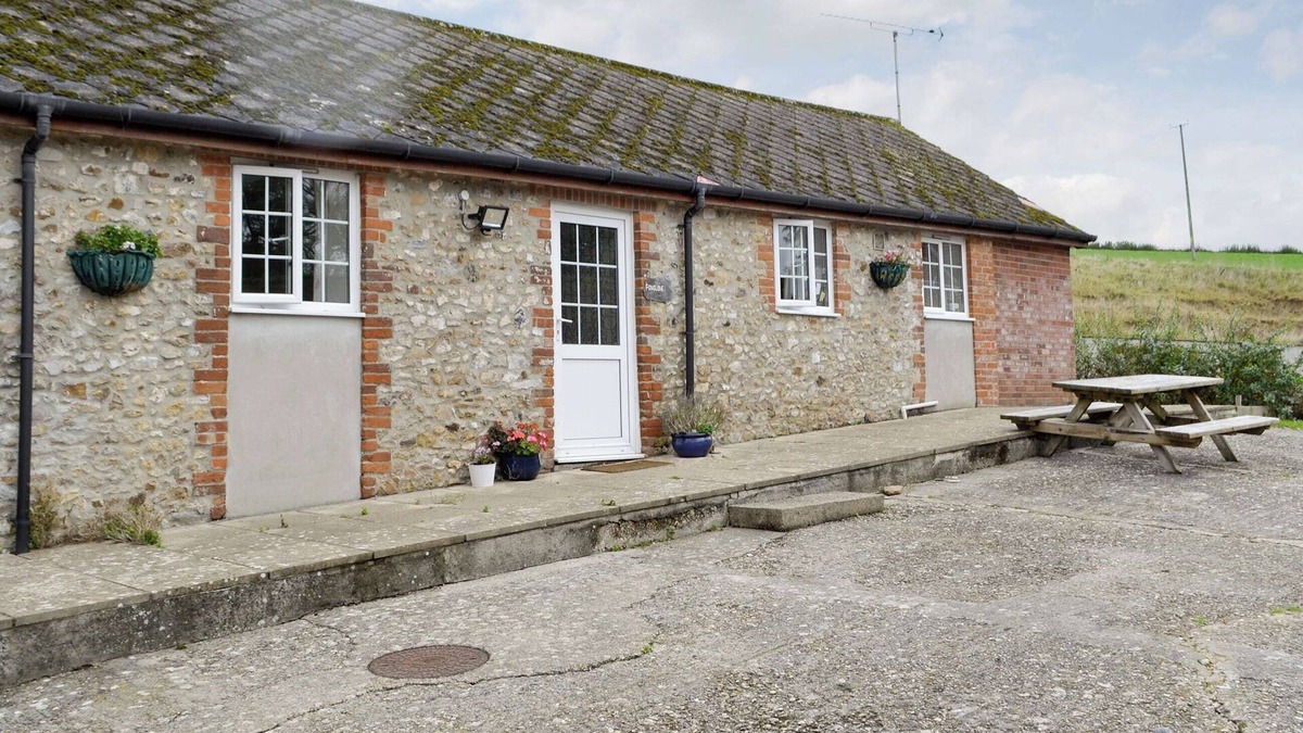 Bridport Cottage | 2 bedroom accommodation in Wootton Fitzpaine, near Charmouth