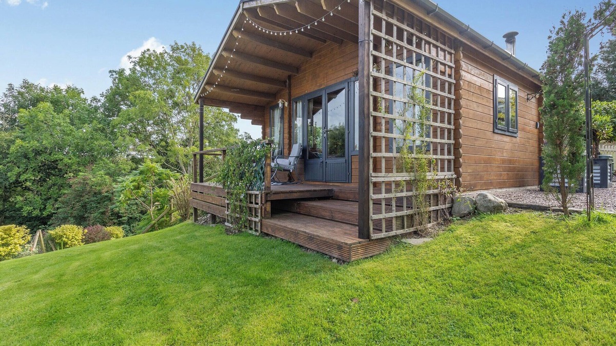 Newtown Cottage | 2 bedroom accommodation in Cefn Mawr, near Newtown