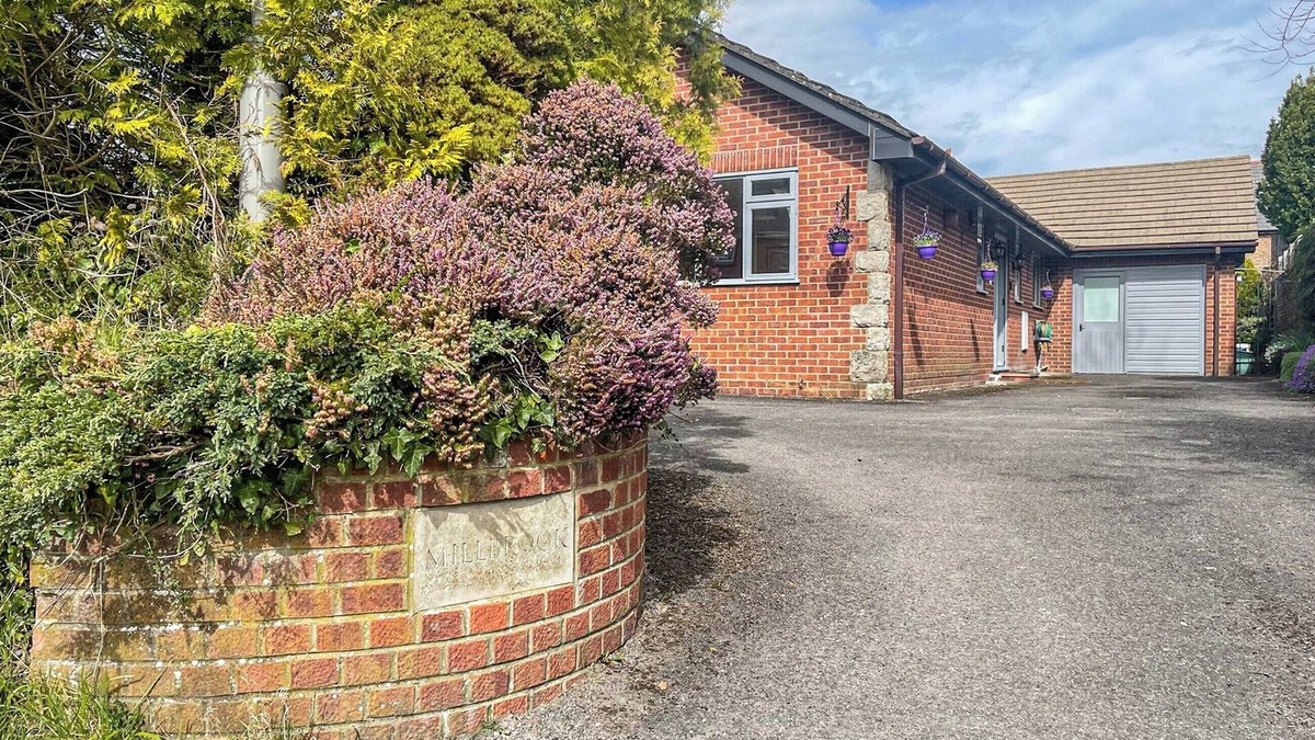 Bere Regis Cottage | 2 bedroom accommodation in Shitterton, near Bere Regis