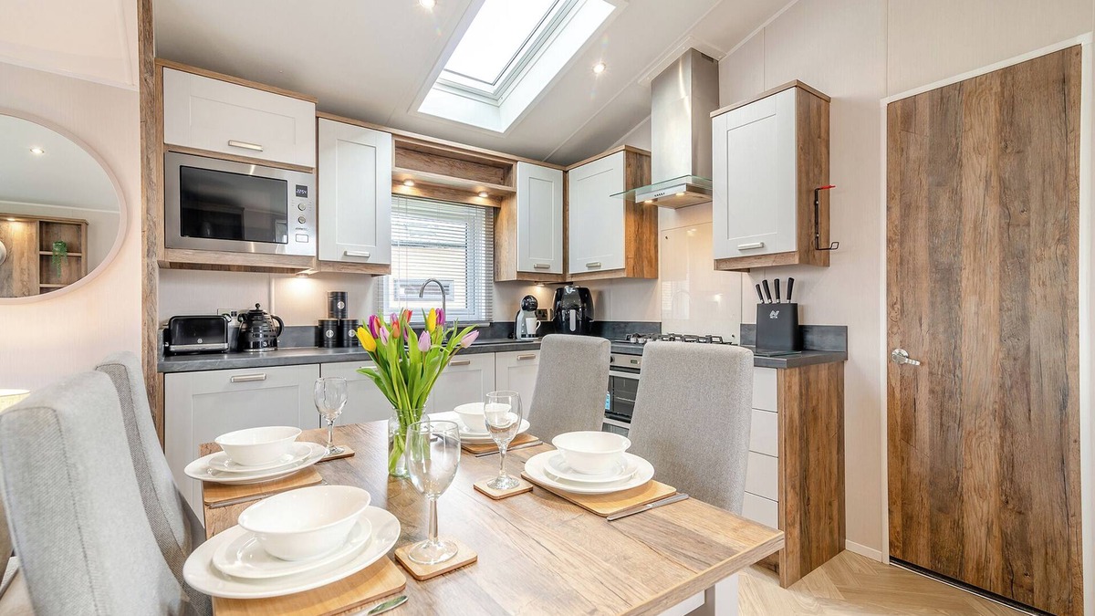 Arnold Ski Chalet | 2 bedroom accommodation in Skirlaugh, Nr Hull