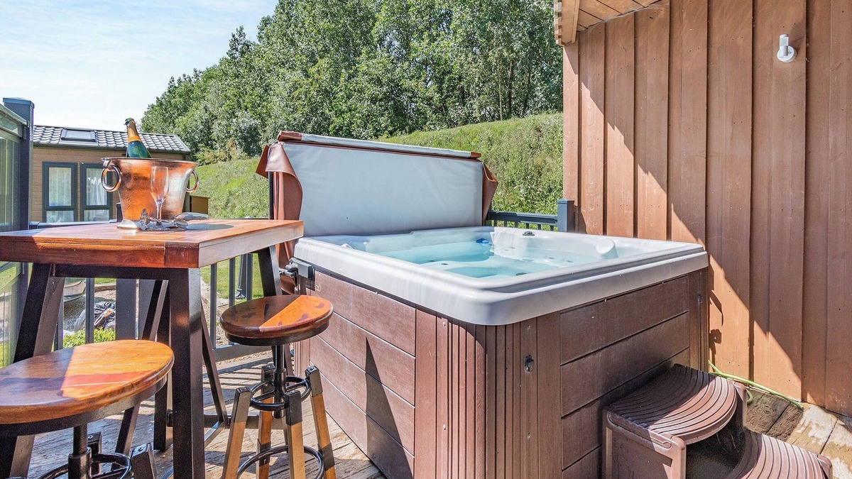 Arnold Ski Chalet | 2 bedroom accommodation in Skirlaugh, Nr Hull