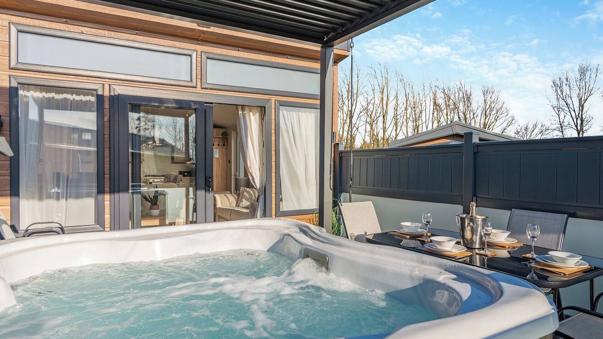 Arnold Ski Chalet | 2 bedroom accommodation in Skirlaugh, Nr Hull