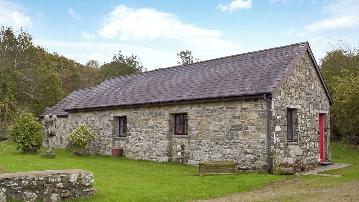 Newport Cottage | 2 bedroom accommodation in Fachongle Ganol, near Newport