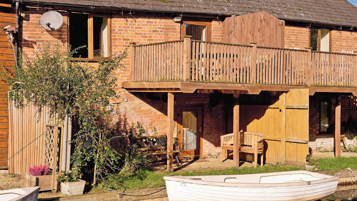 Smallburgh Cottage | 2 bedroom accommodation in Wayford Bridge, near Stalham