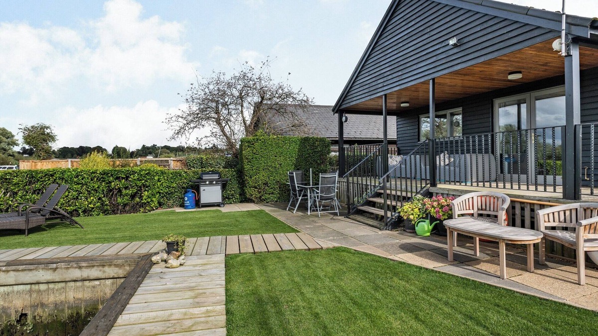 Brundall Cottage | 2 bedroom accommodation in Brundall, near Norwich