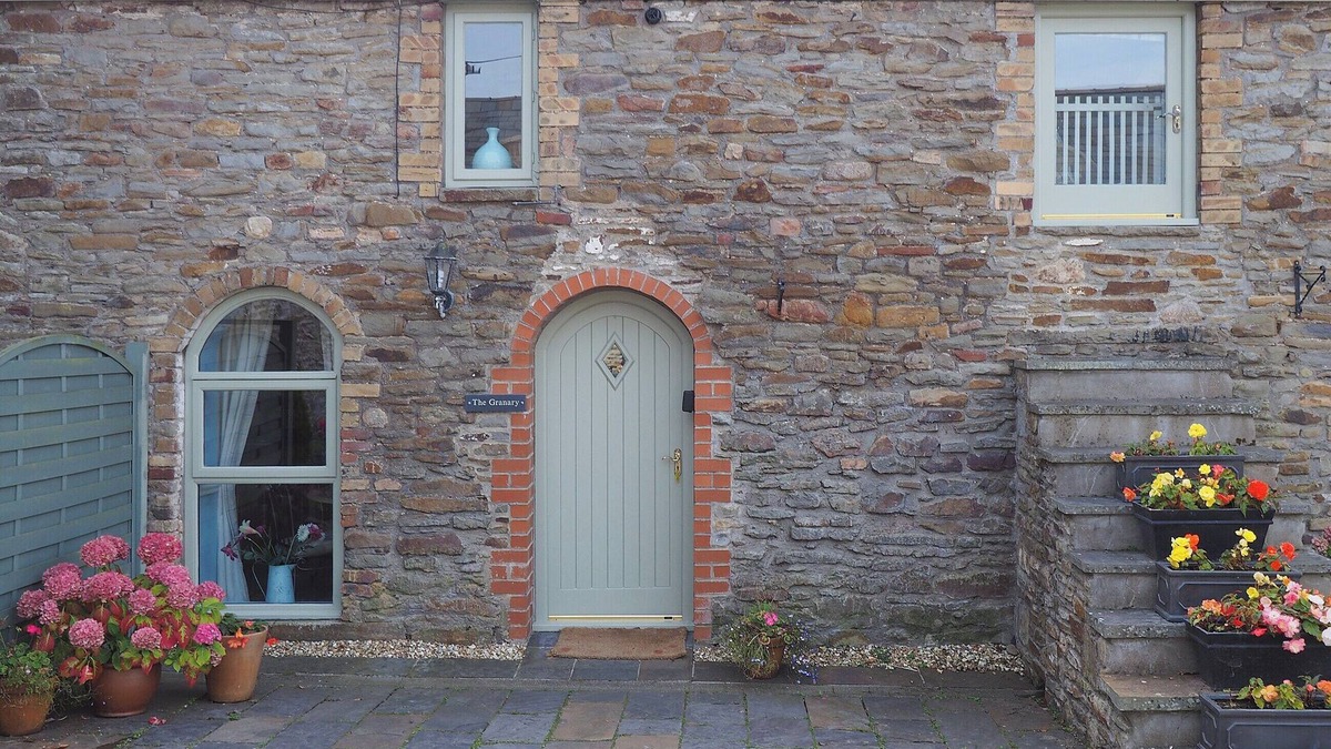 Llanrhidian Higher Cottage | 2 bedroom accommodation in Three Crosses, Gower, Swansea