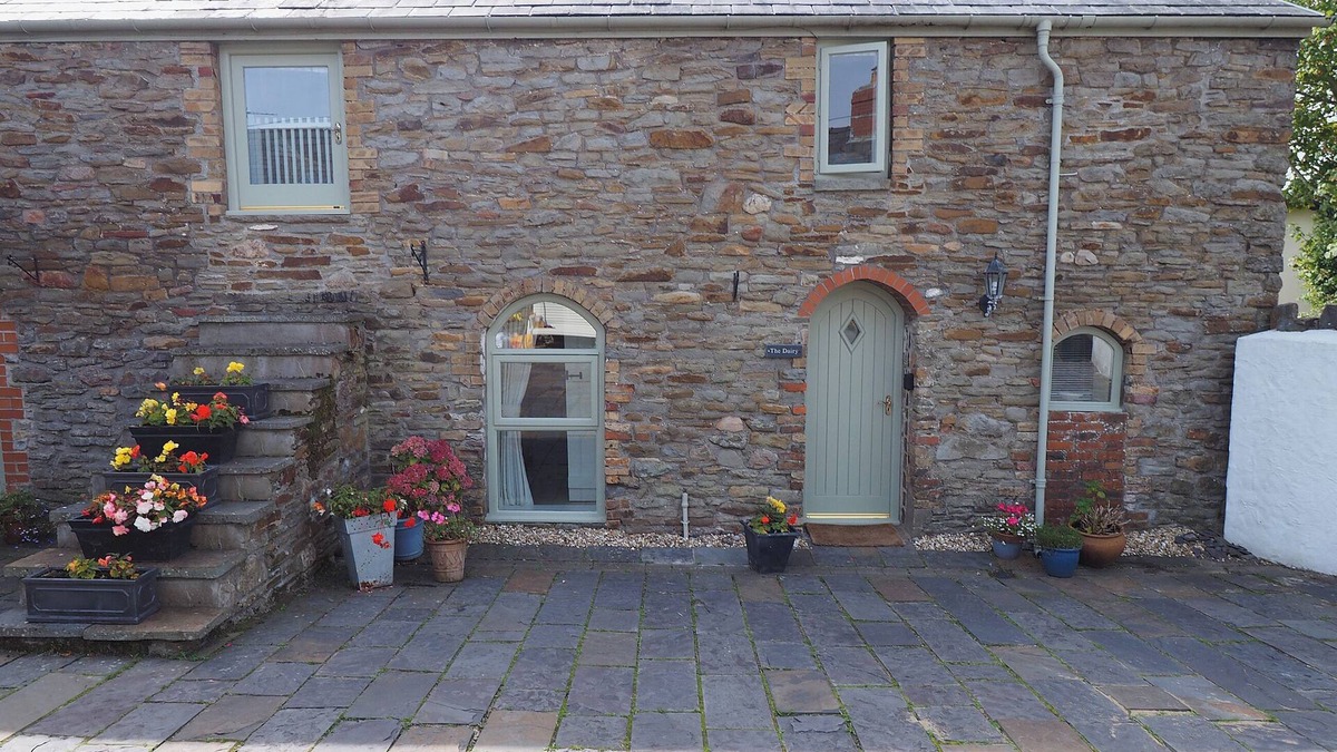 Llanrhidian Higher Cottage | 2 bedroom accommodation in Three Crosses, Gower, Swansea