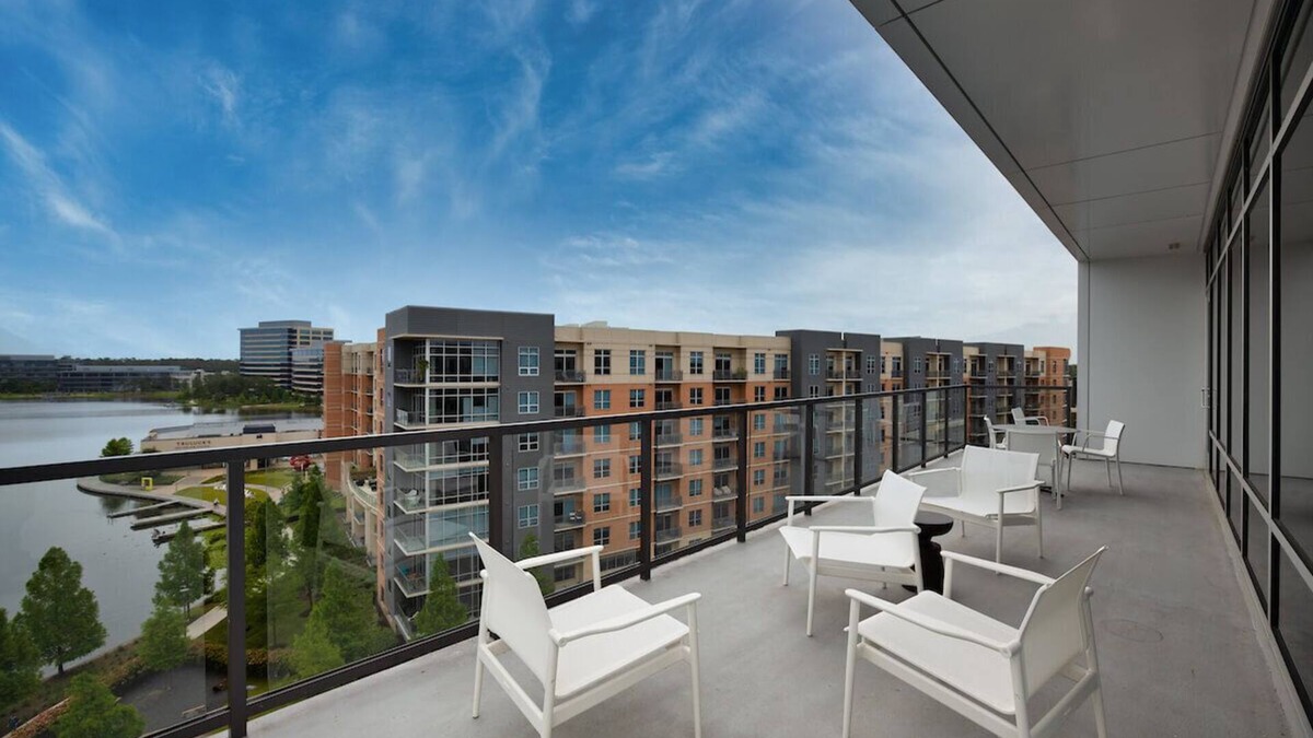 The Woodlands Apartment | 2-bedroom apartment on the beautiful Lake Woodland