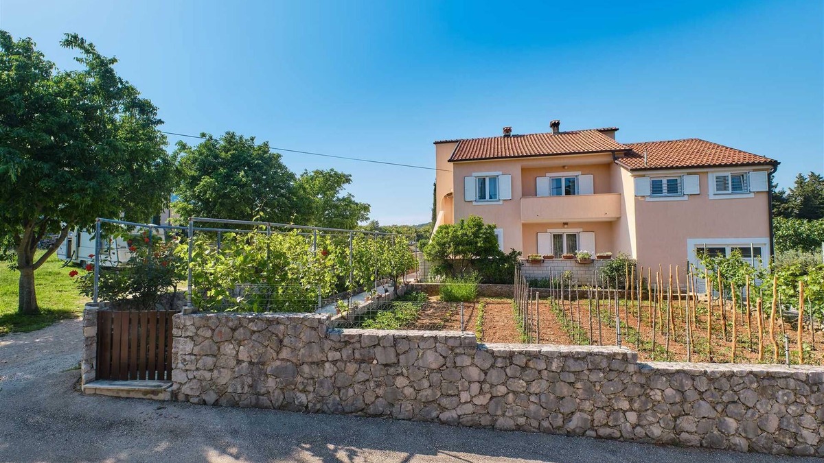 Nerezine Apartment | 2-Bedroom Apartment, 5-Guest Capacity with Private Parking