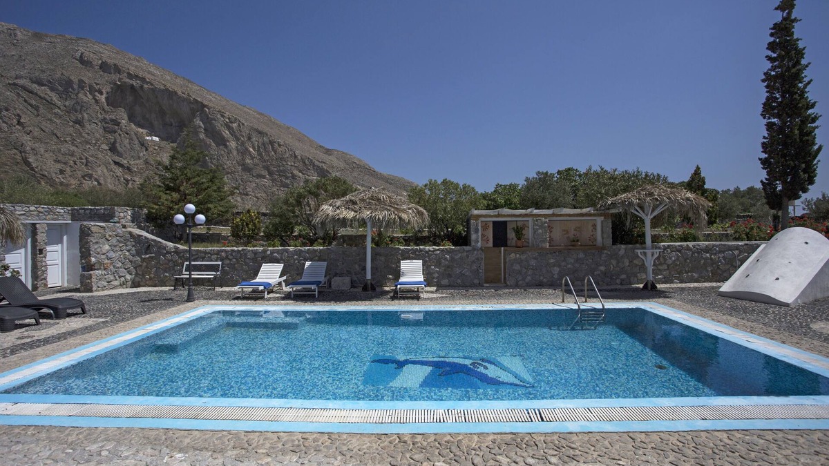 Perissa House | 2 bedroom apartment for 5 with free car rental