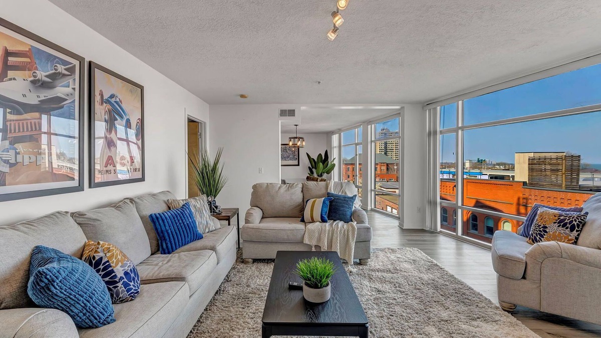 Ohio City Apartment | 2-bedroom apartment in brilliant Cleveland with WiFi, AC, fitness room