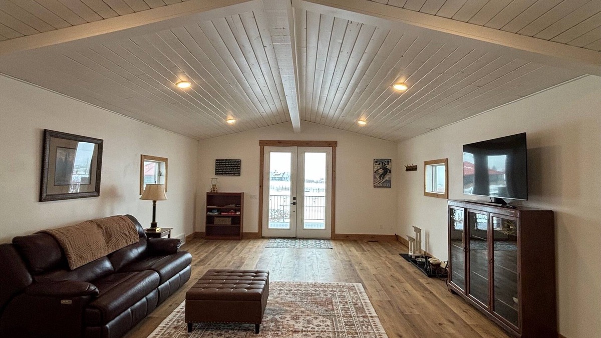 Kamas Apartment | 2-bedroom apartment with Wi-Fi and full kitchen plus laundry in amazing Kamas.