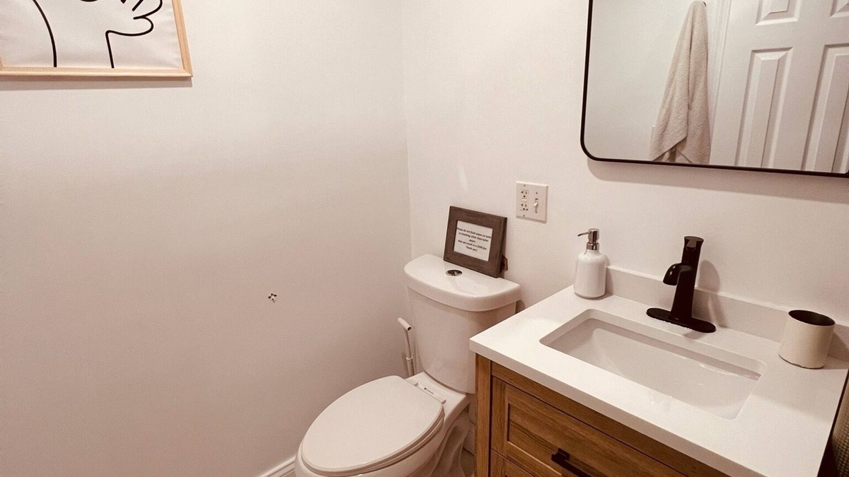 East Bronx House | 2 Bedroom Apt close to major hospitals at Morris Park, Bronx - Pet friendly