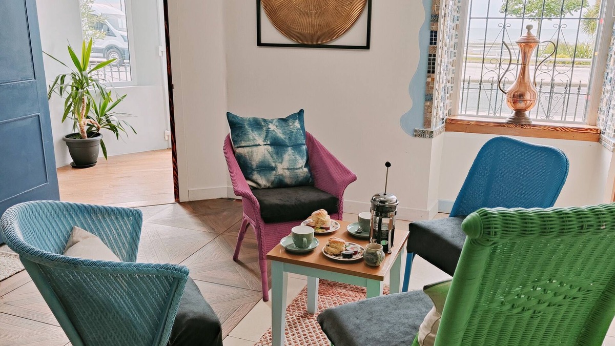 Newcastle Apartment | 2 bedroom boutique art apartment with sea views