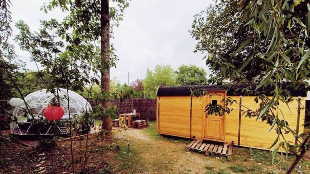 Pruniers-en-Sologne Ski Chalet | 2 Bedroom Chalet in Pruniers-en-Sologne