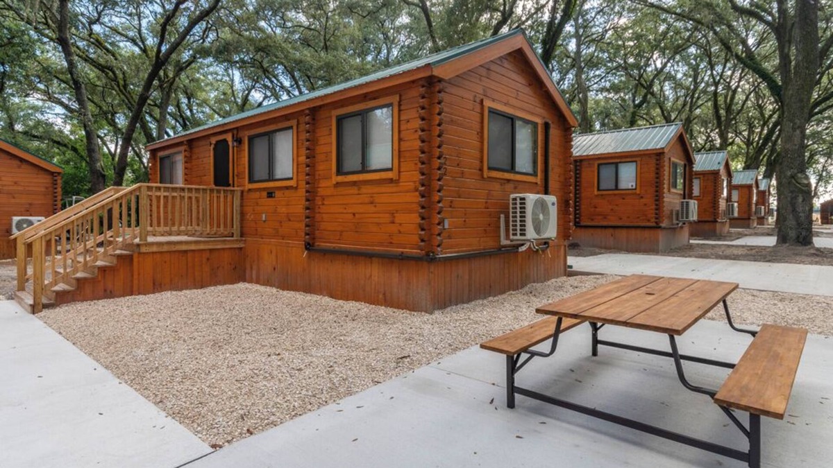 Thonotosassa Cabin | 2 Bedroom Cabin - Happy Travelers RV Resort