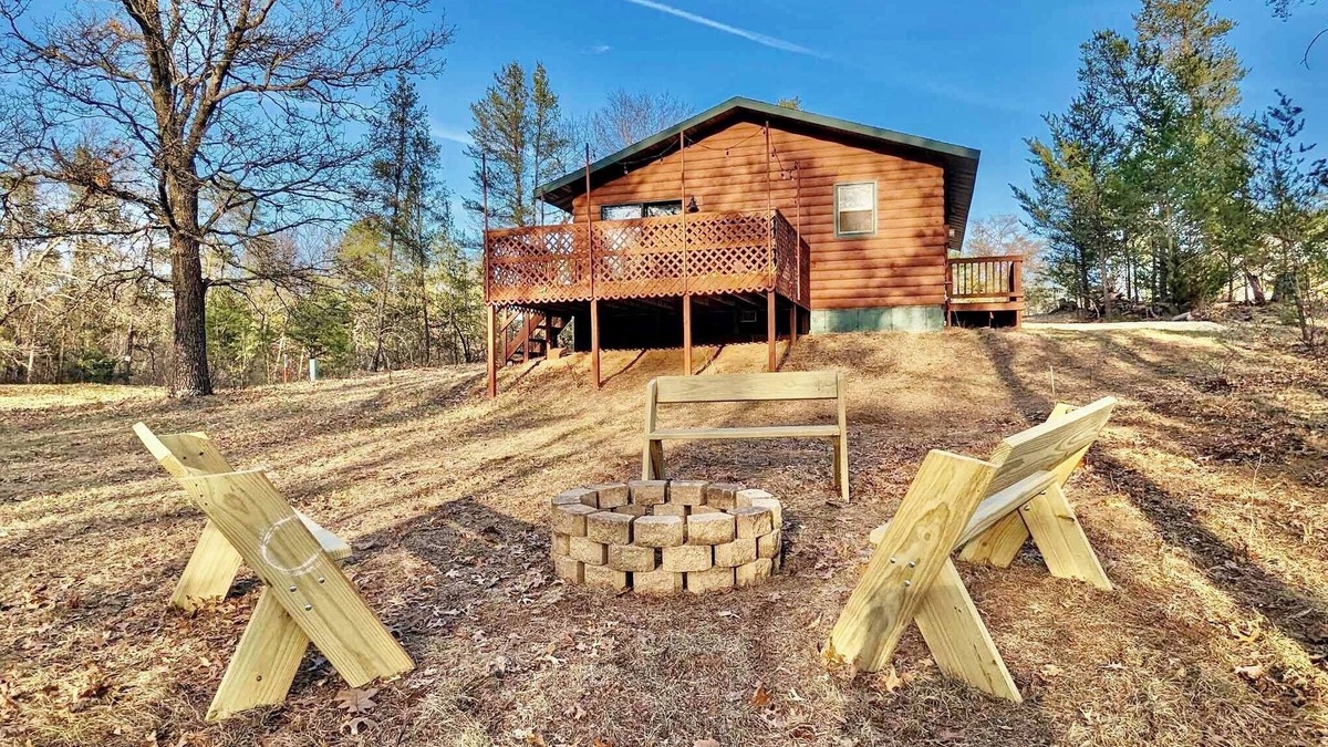 Friendship Cabin | 2-bedroom cabin in Friendship with WiFi, AC. 25 minutes from Wisconsin Dells!