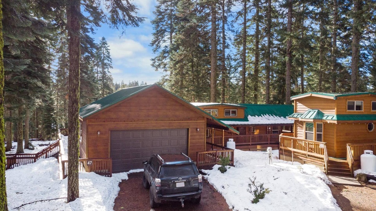 Historic Downtown District Cabin | 2 bedroom cabin plus loft, huge deck, lodge-style furnishings.