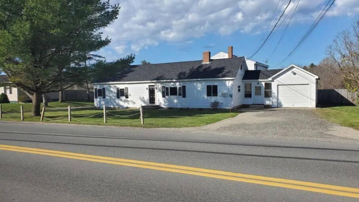 Thomaston House | 2 Bedroom Close to Town Home