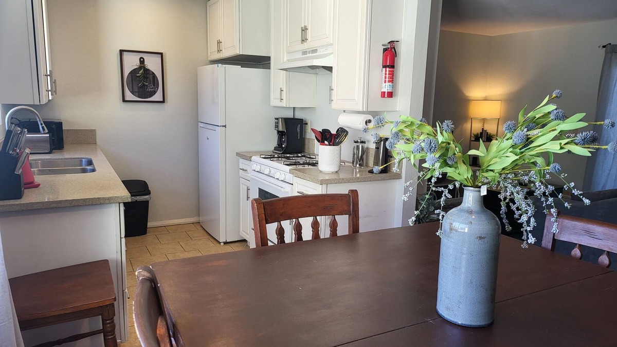 Park Estates Condo | 2-bedroom Condo with WiFi less than 10 min from Beach, CSLB, Convention Center