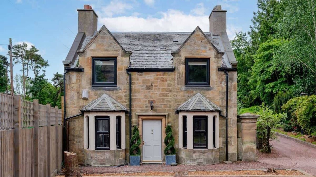 Newbattle House | 2 Bedroom Cottage-Hot Tub-Free Parking