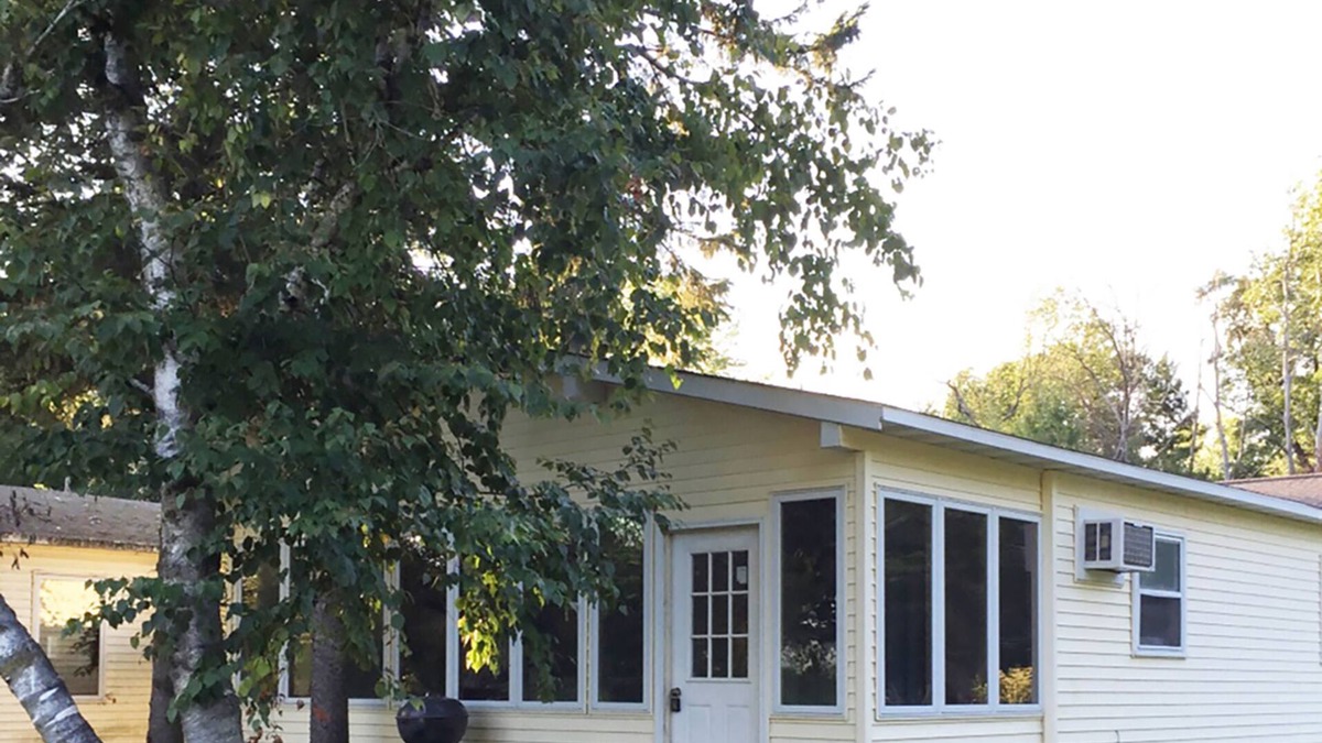Markesan Cottage | 2 Bedroom Cottage On The Pond