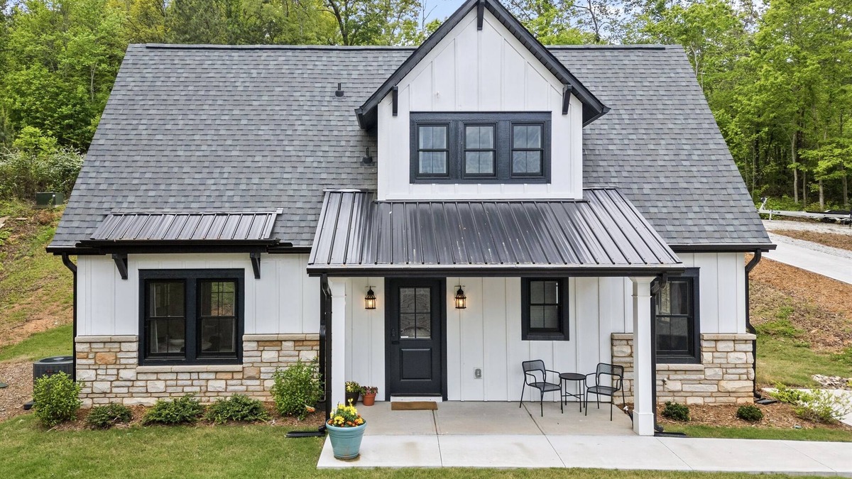 West Union House | 2 Bedroom Cottage on Lake Keowee- Lake/Dock Access- 15 Min to Seneca