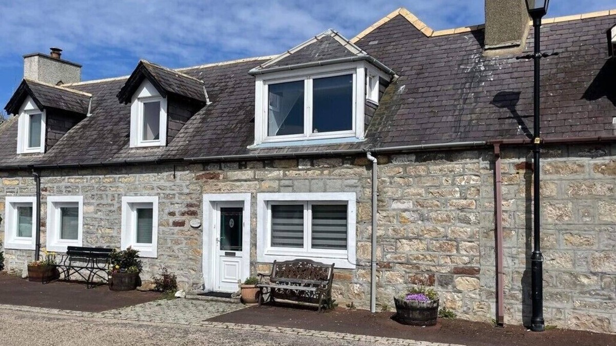 Brora House | 2 Bedroom Cottage overlooking the River Brora and Harbour