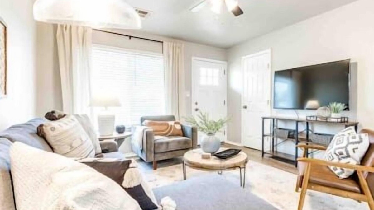 Edmond House | 2-Bedroom Cottage w/KING bed