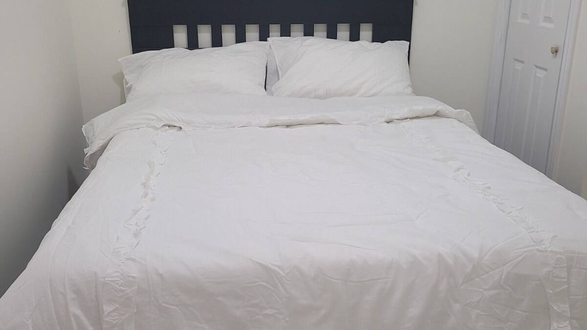 Brampton House | 2 Bedroom Cozy basement apartment