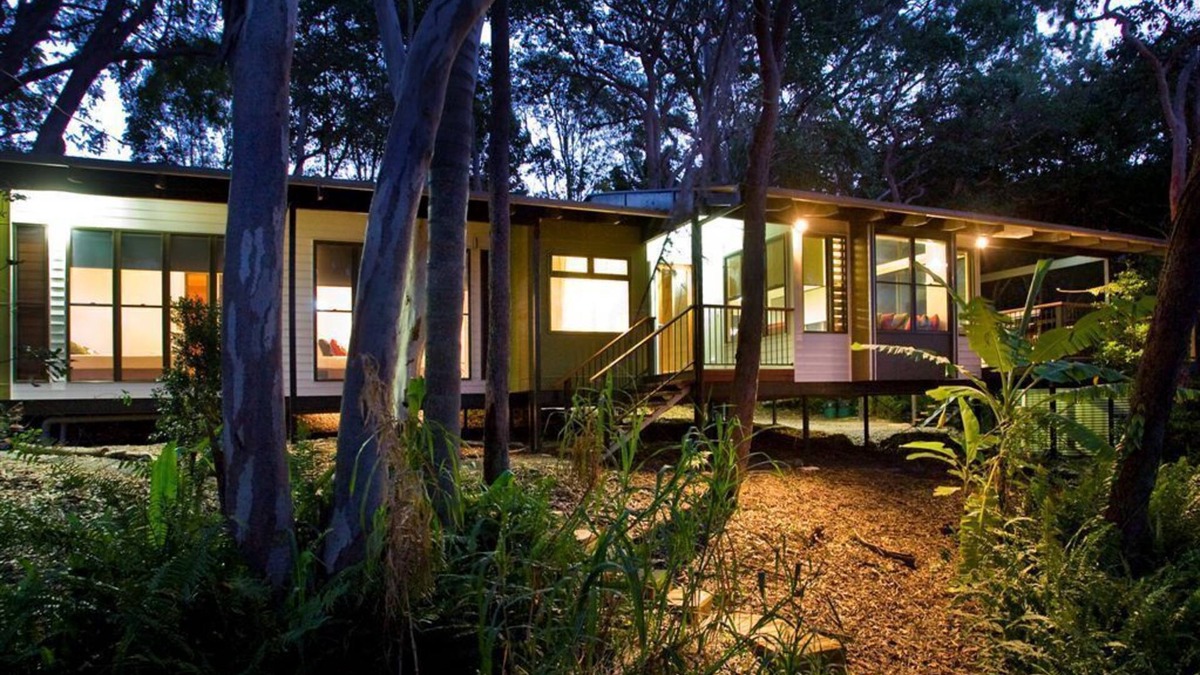Weyba Downs House | 2 Bedroom Deluxe Lakehouse - Lakefront Retreat minutes from Noosa
